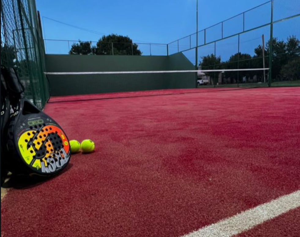Cancha de pádel El Castillo Paddle con paleta y pelotas